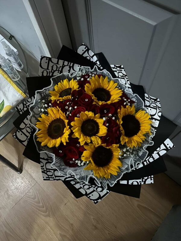 Bouquet of roses and sunflowers