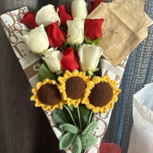 Bouquet of white and red roses with details