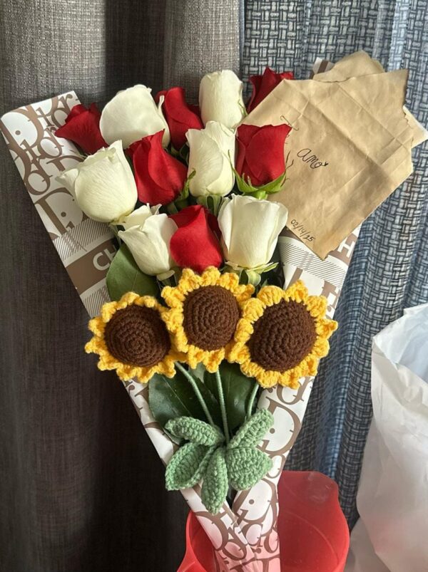 Bouquet of white and red roses with details
